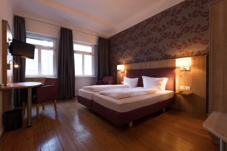Comfort double room with wooden floorboards, seating area and TV