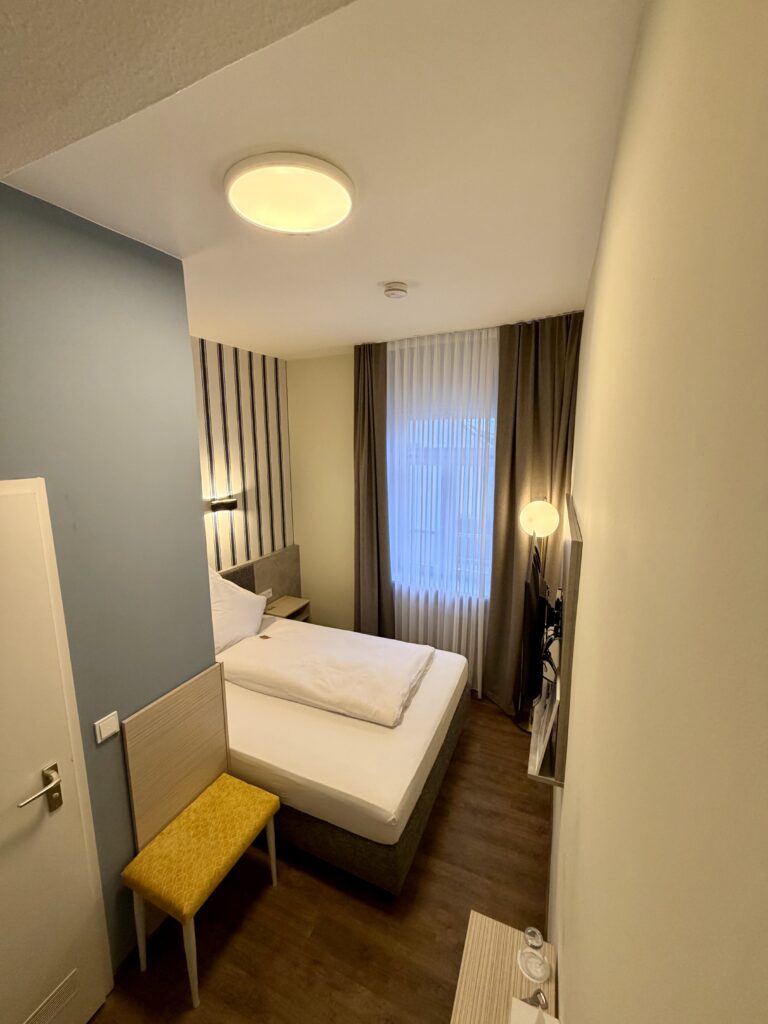Comfort single room with bed by the window