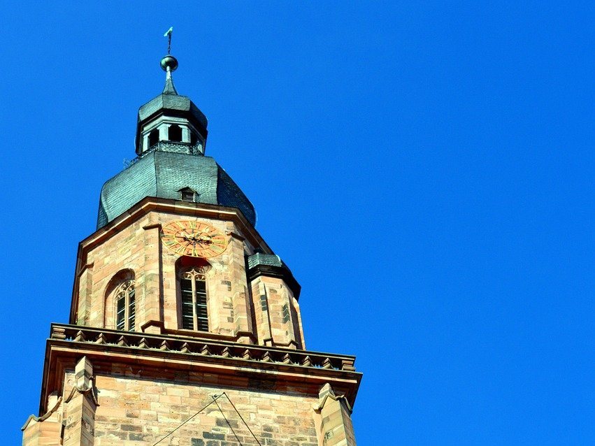 Turm der Heiliggeistkirche in der Heidelberger Altstadt aus rotem Sandstein
