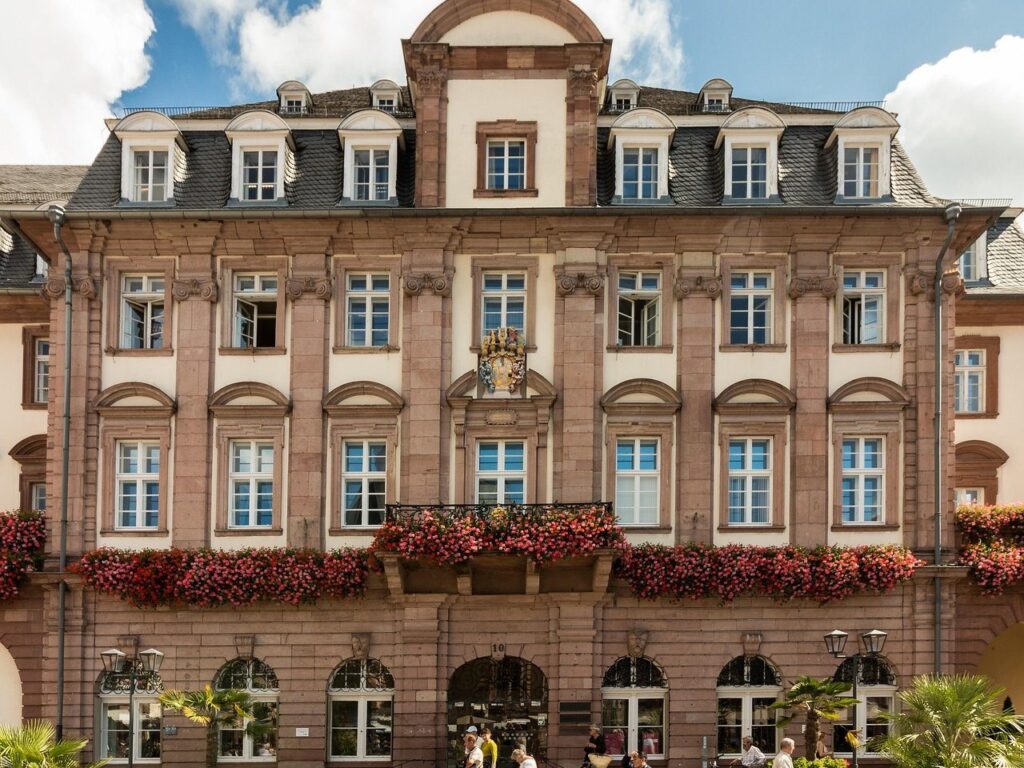 Barockes Rathaus Heidelberg mit Blumenschmuck, wenige Schritte vom Hotel am Kornmarkt